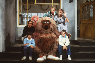 Jan Fantl mit dem Cast der "Sesamstraße", 1986.