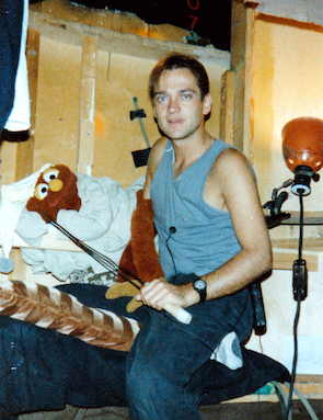 Martin Leßmann mit Kasi im Baumhaus, 1988.