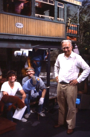 Herbert Langemann und Wilhelm Helmrich (unter dem Eisenbahnwagen) mit Regisseur Peter Podehl, 1984.