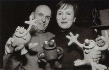 Alexander Zapletal mit Bettina Matthaei und ihren Figuren.