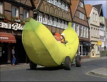 Das Bananobil in der Buxtehuder Altstadt, 1984.