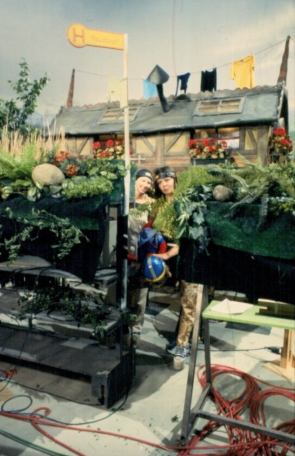 Petra Zieser und Eva Behrmann bei Dreharbeiten zu "Poldi und der Omnibus", 1982.